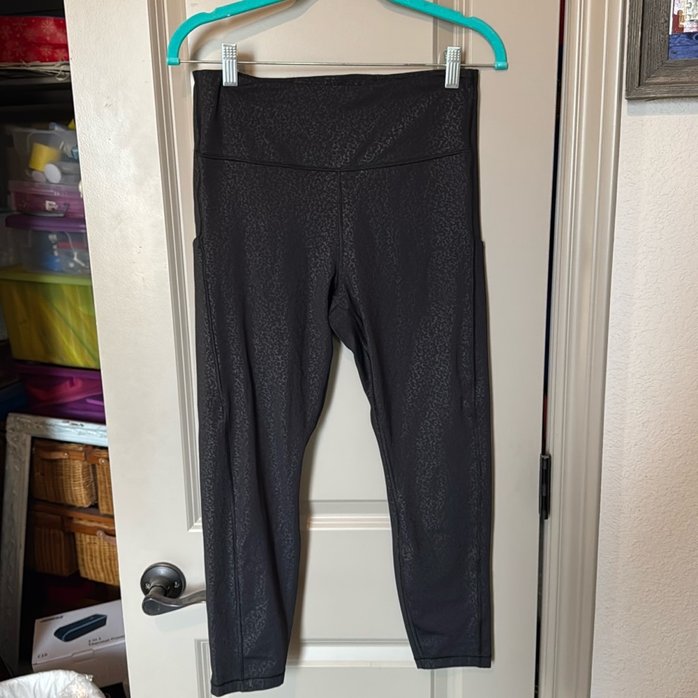 Athleta Ultimate Embossed Capri Black size M